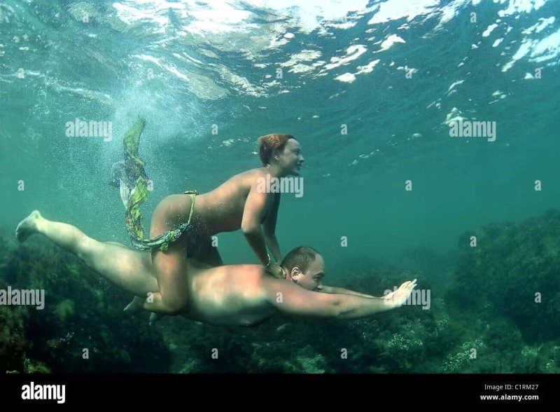 Девушки голые под водой