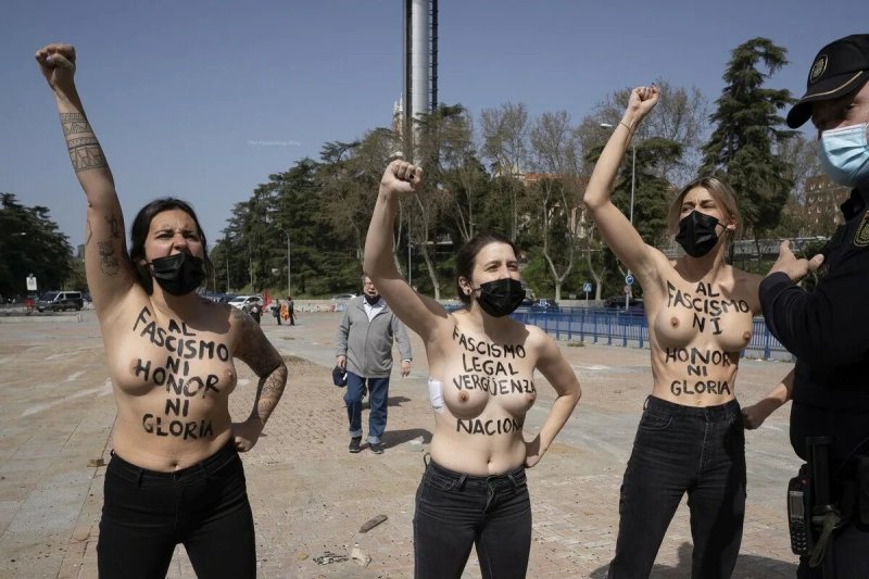 Активистки femen в испании