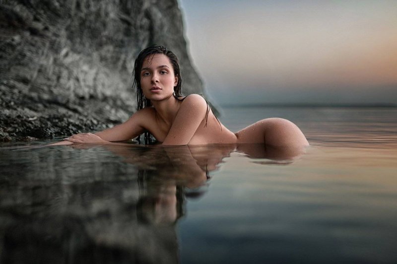 Фотосессия в стиле ню на озере