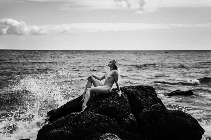 Фотосессия на берегу моря ню