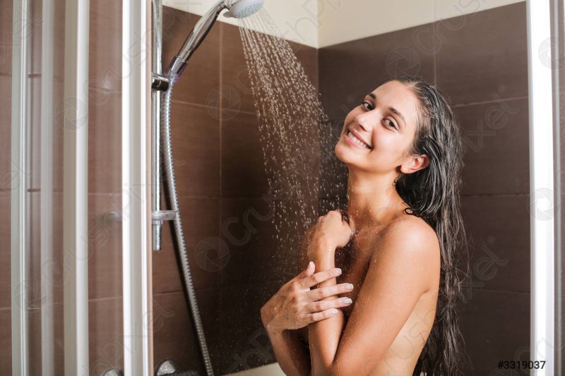 Женщина в душе