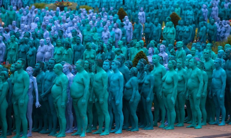Много голых людей