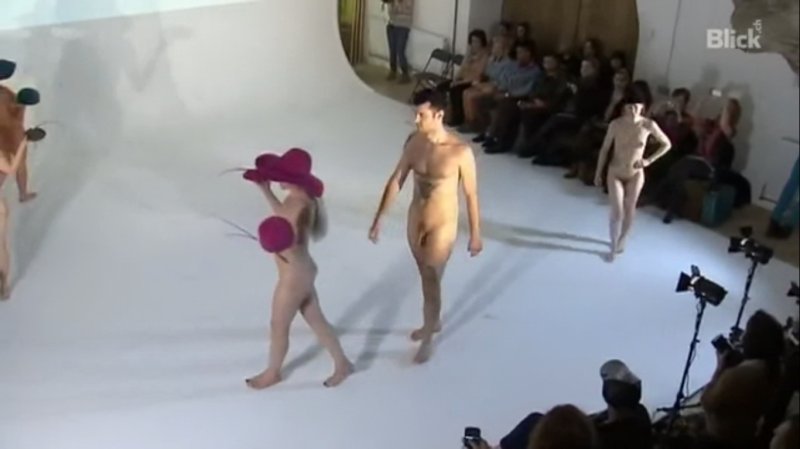 Голая мода чарли ле минду