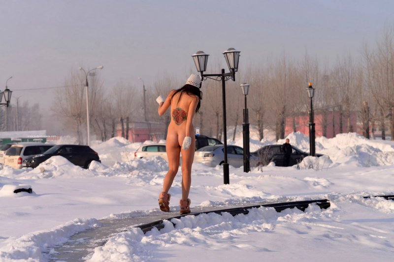Девушка на снегу в купальнике