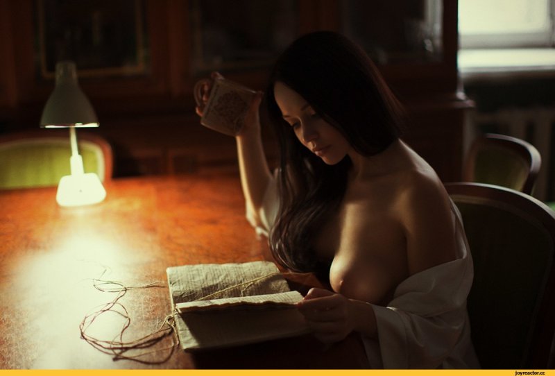 Эротическая фотосессия с книгой