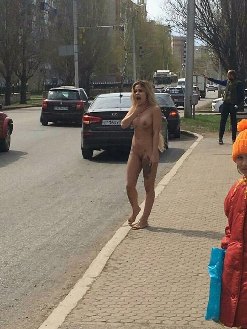 Неадекватные бабы голые на улице