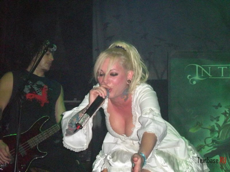 In this moment вокалистка