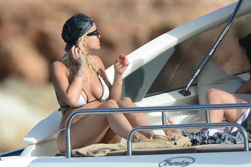 Rita ora topless
